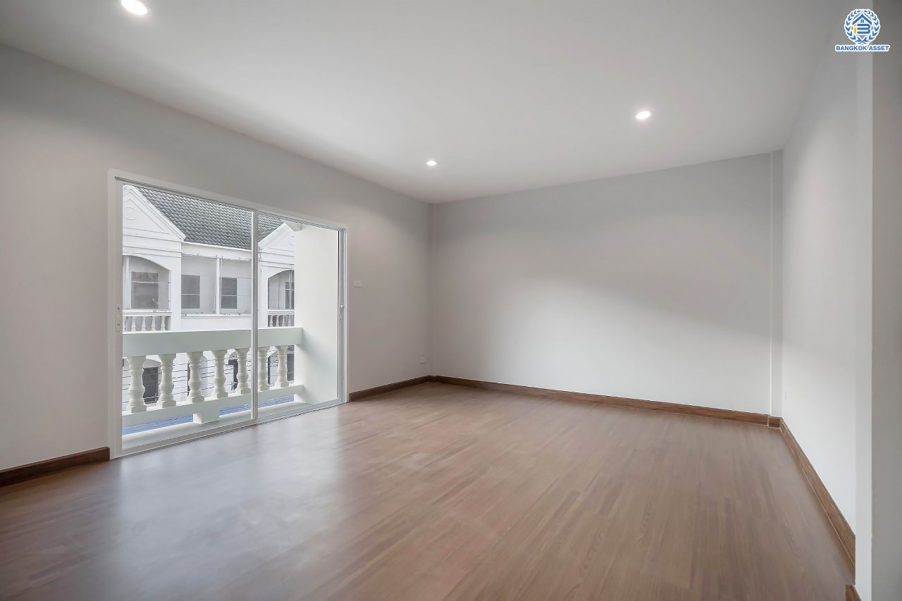 บ้านมือสองตกแต่งใหม่ โครงการ ซอยวัดกำแพง14/2 พิบูลย์สงคราม ทาวน์โฮม 3 ชั้นพร้อมอยู่ เนื้อที่ 19.9 ตร.ว. ฟังก์ชัน 4 ห้องนอน 3 ห้องน้ำ จอดรถได้ 1 คัน บนสุดยอดทำเล! เชื่อมถนนพิบูลย์สงคราม, วงศ์สว่าง, นครอินทร์ และติวานนท์ ใกล้จุดขึ้นทางด่วนศรีรัช-วงแหวนรอบนอก และรถไฟฟ้า "สถานีแยกติวานนท์"